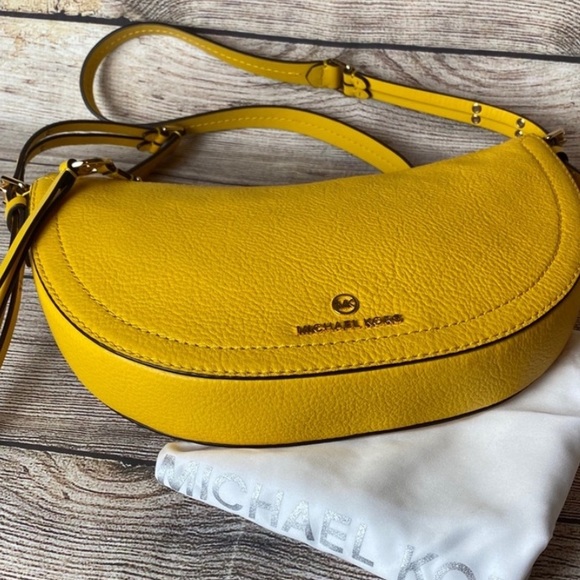 New MICHAEL Michael Kors Camden Small Messenger - Picture 4 of 16